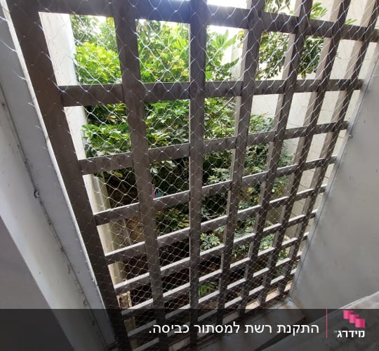 רשת למניעת כניסת יונים במבנה